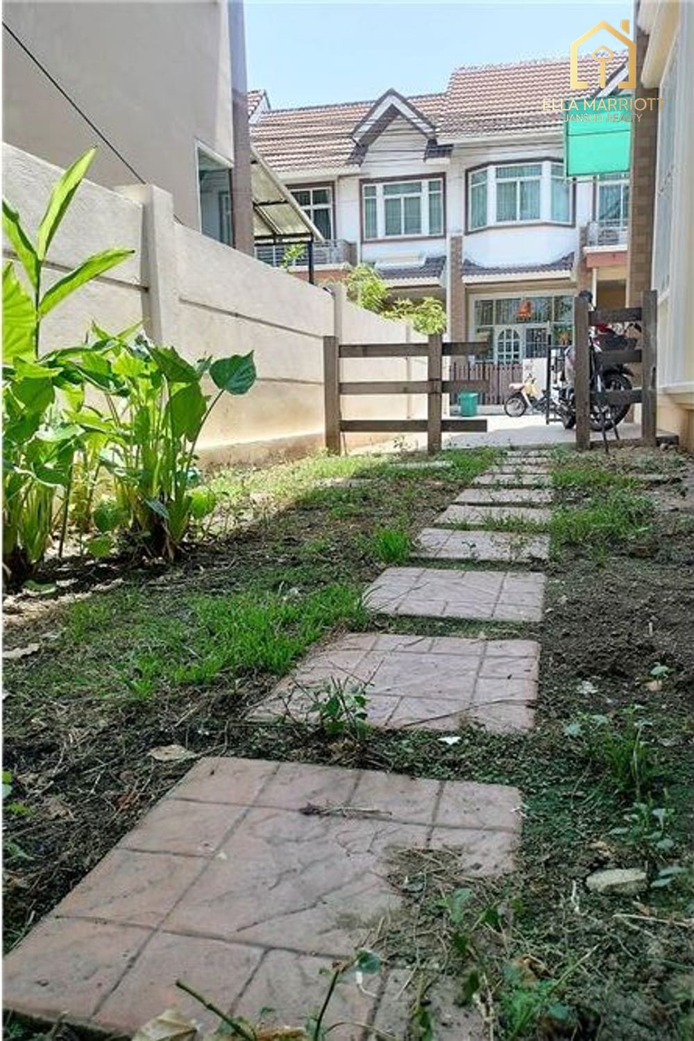 Semi-Detached Townhouse for Sale with Garden Space 19