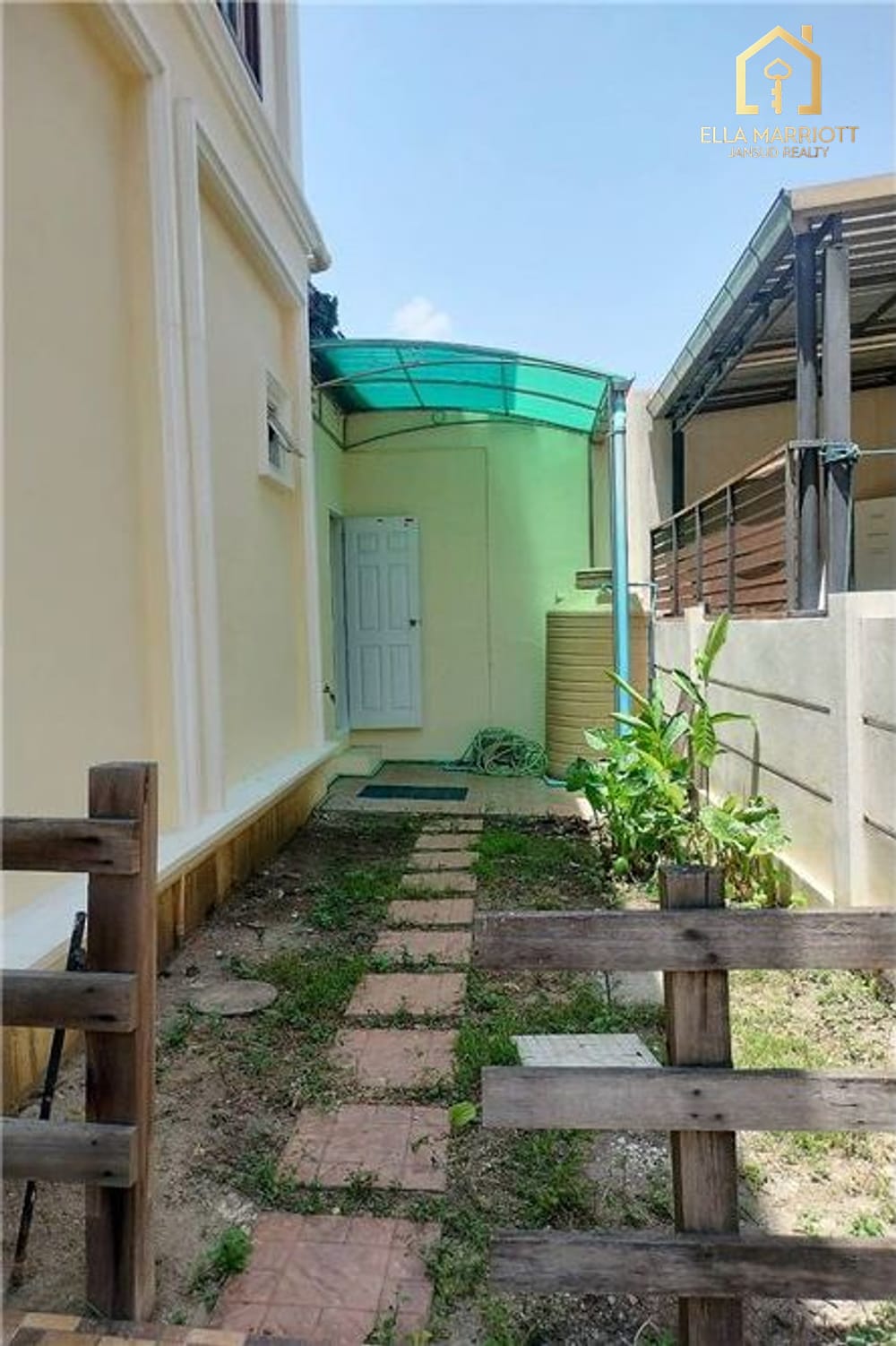 Semi-Detached Townhouse for Sale with Garden Space 20