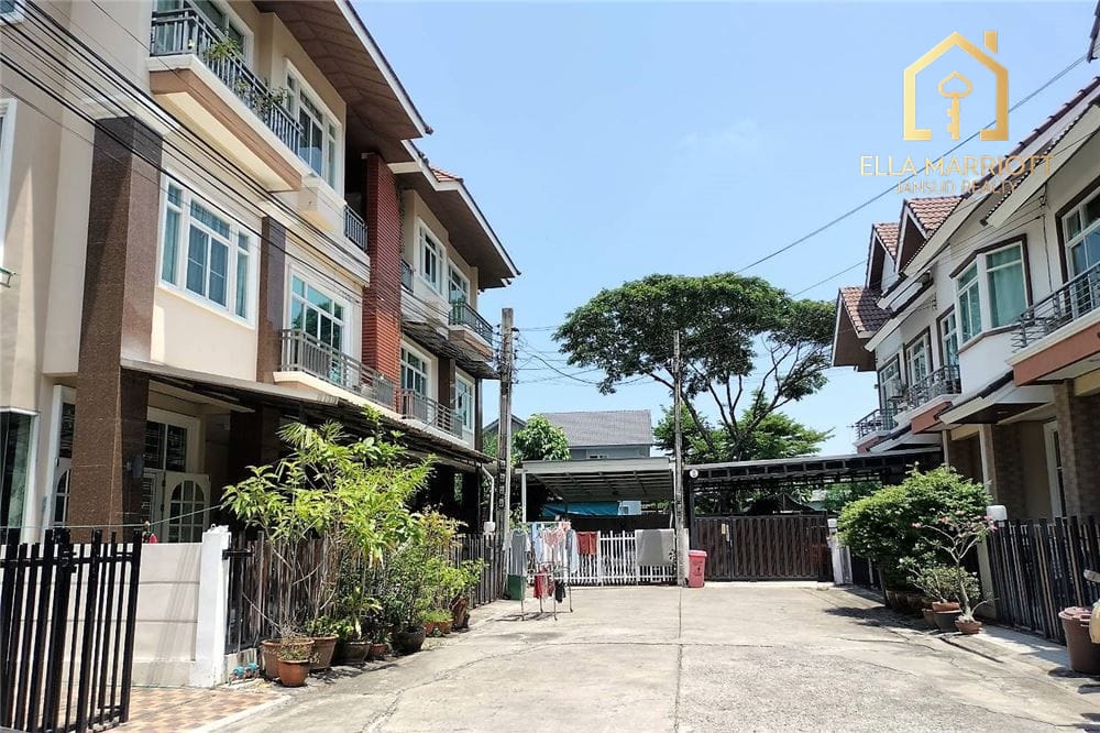 Semi-Detached Townhouse for Sale with Garden Space 30