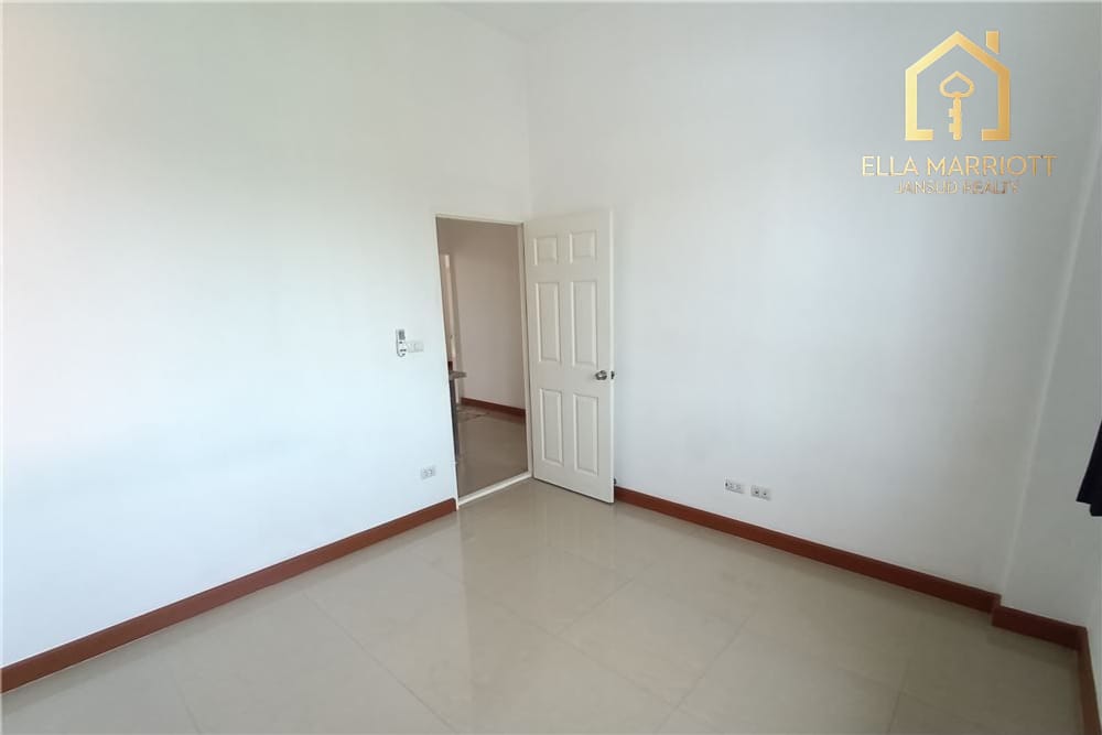 Semi-Detached Townhouse for Sale with Garden Space 37