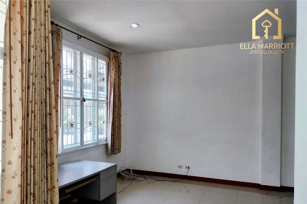 Semi-Detached Townhouse for Sale with Garden Space 8