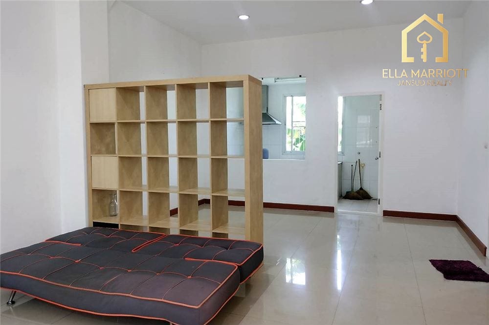 Semi-Detached Townhouse for Sale with Garden Space 9