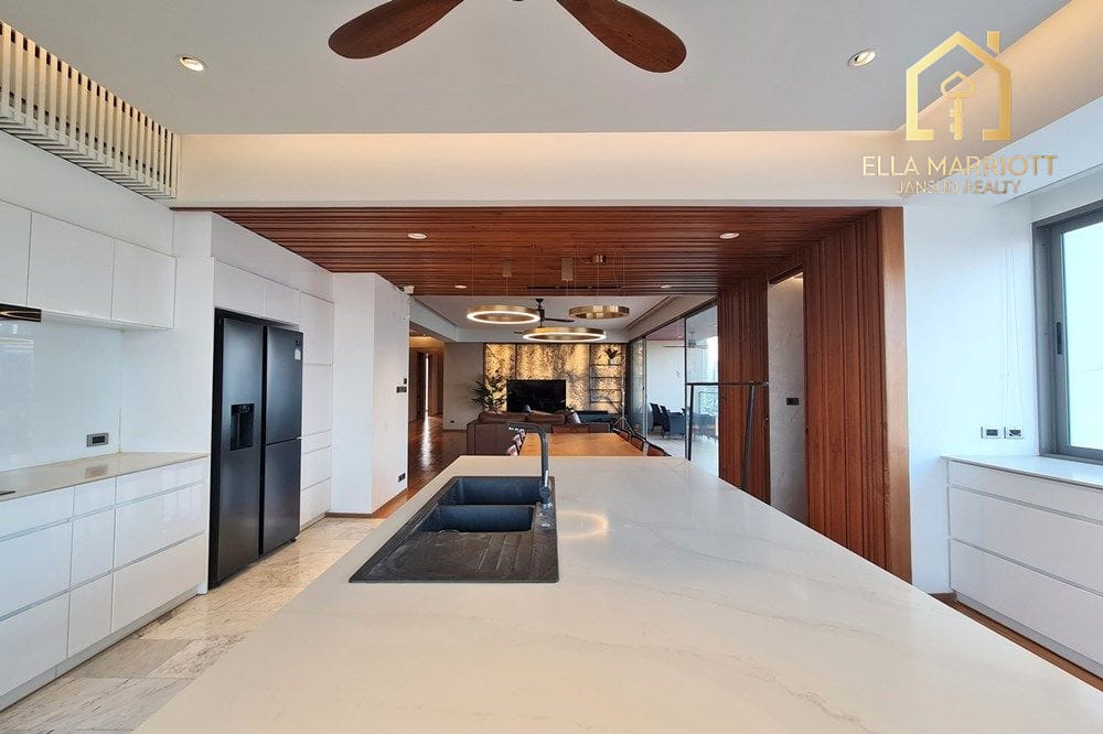 4-Bedroom Condo in Ekkamai Area 11