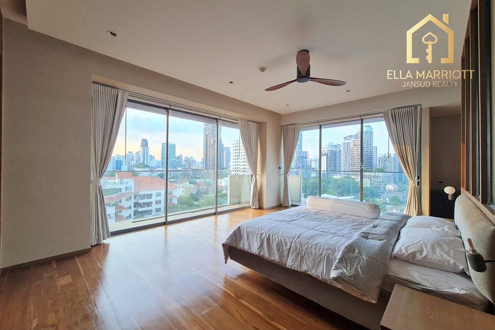 4-Bedroom Condo in Ekkamai Area 12