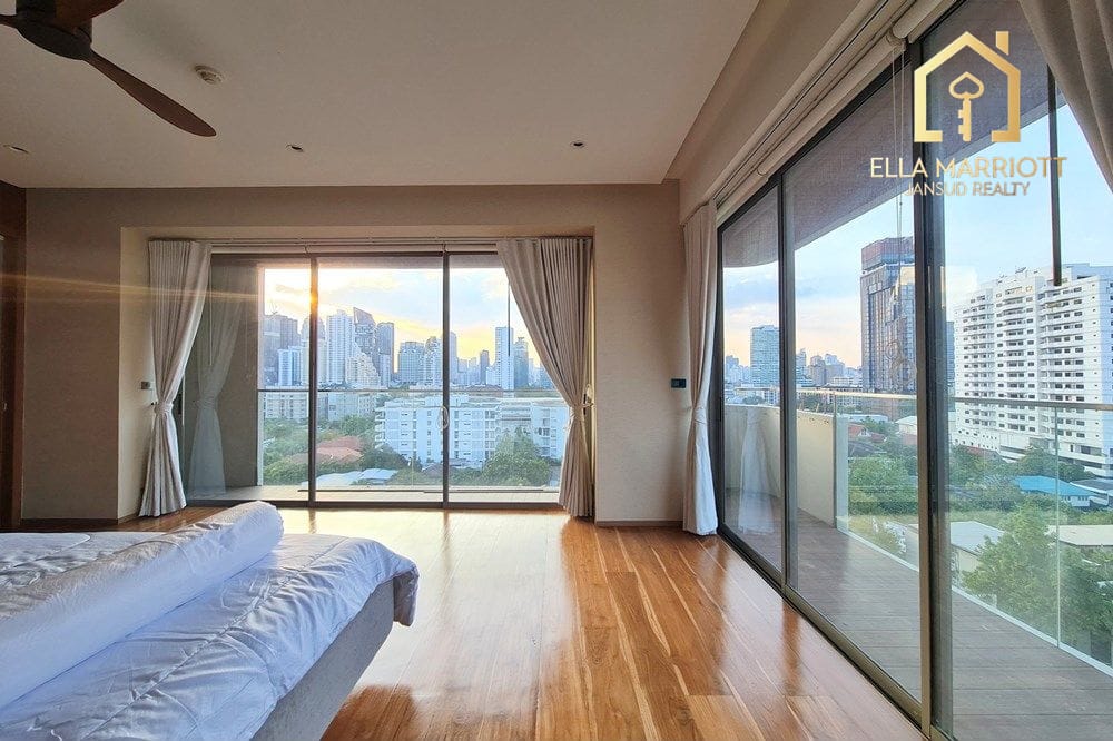 4-Bedroom Condo in Ekkamai Area 14
