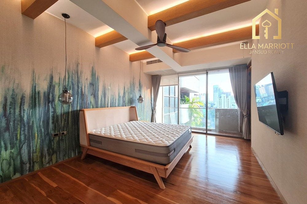 4-Bedroom Condo in Ekkamai Area 16