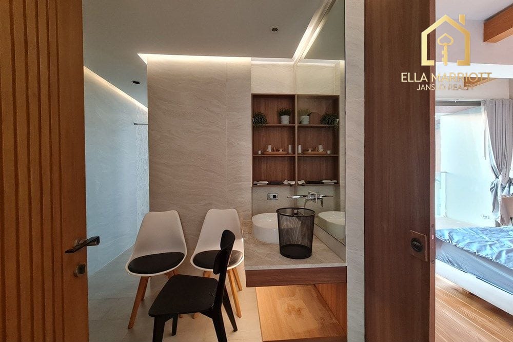 4-Bedroom Condo in Ekkamai Area 17