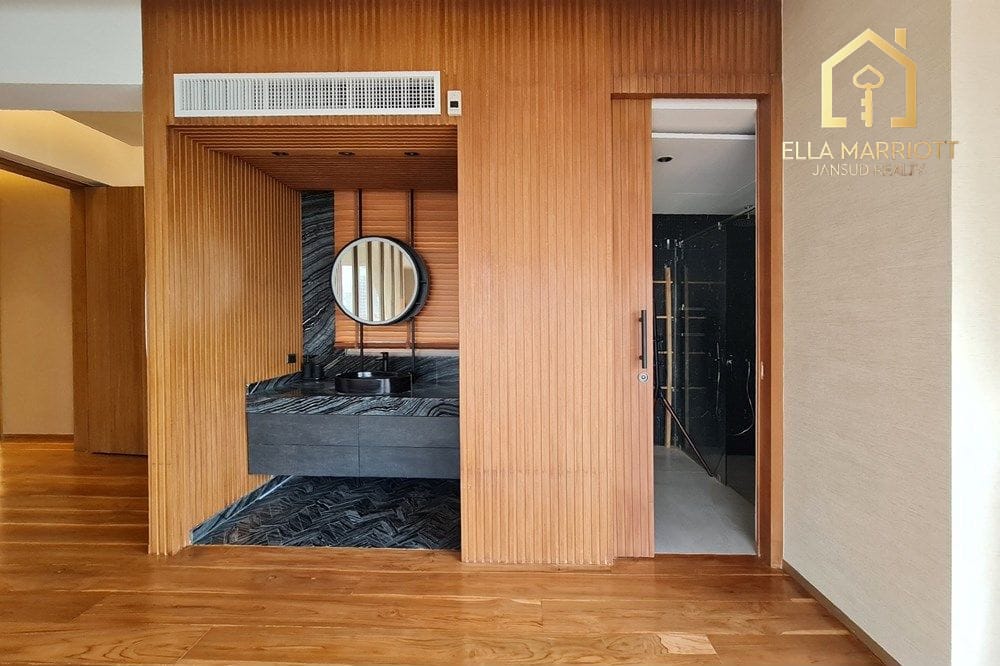4-Bedroom Condo in Ekkamai Area 18