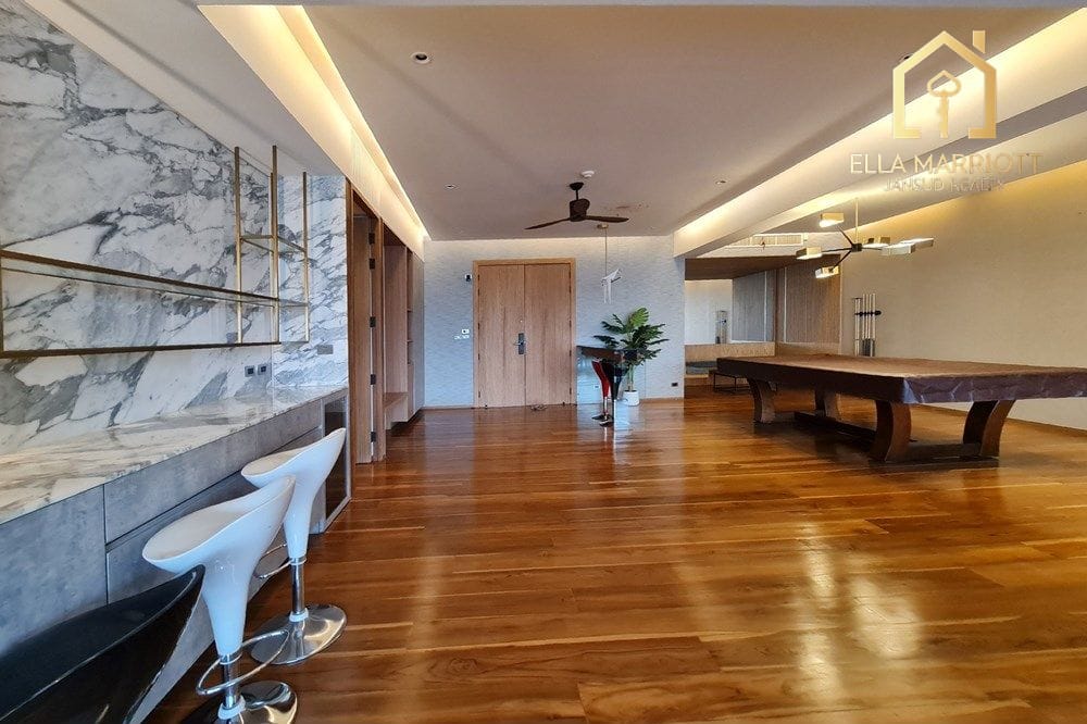 4-Bedroom Condo in Ekkamai Area 19