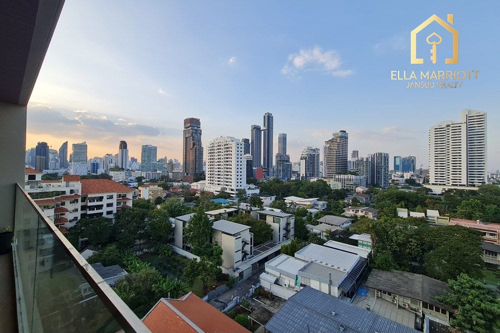 4-Bedroom Condo in Ekkamai Area 22