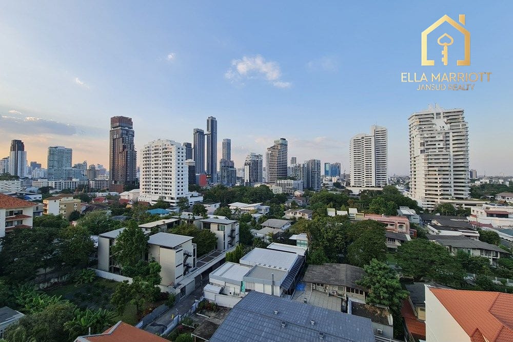 4-Bedroom Condo in Ekkamai Area 23