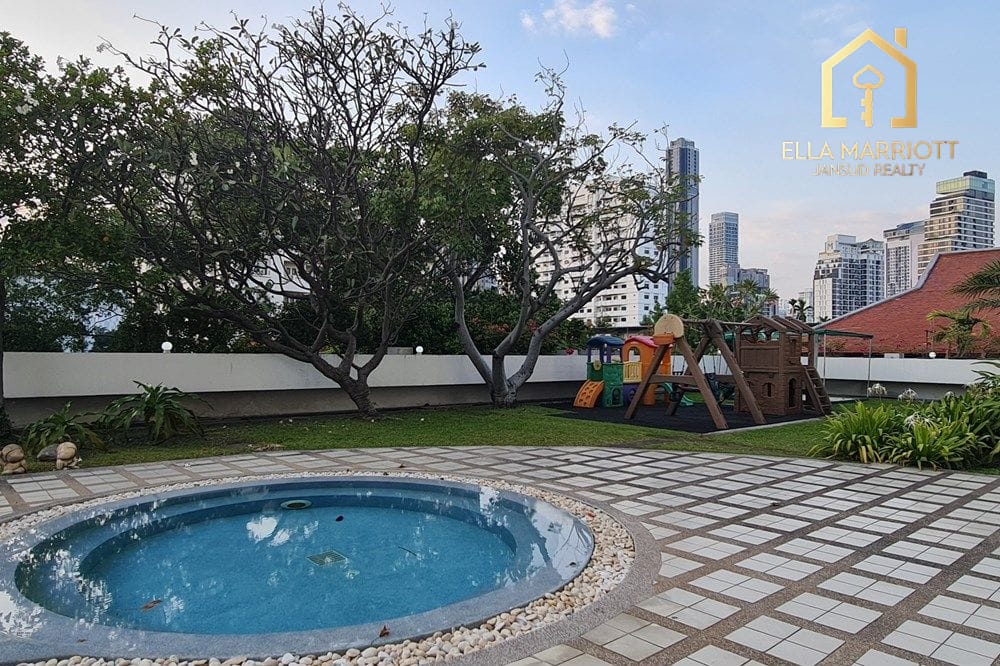 4-Bedroom Condo in Ekkamai Area 24