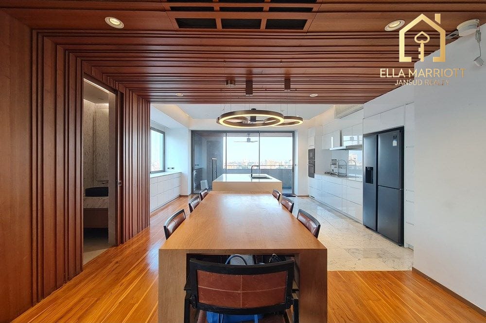 4-Bedroom Condo in Ekkamai Area 5