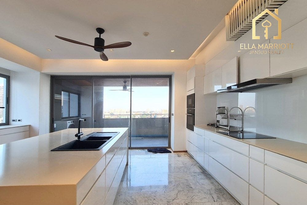 4-Bedroom Condo in Ekkamai Area 6