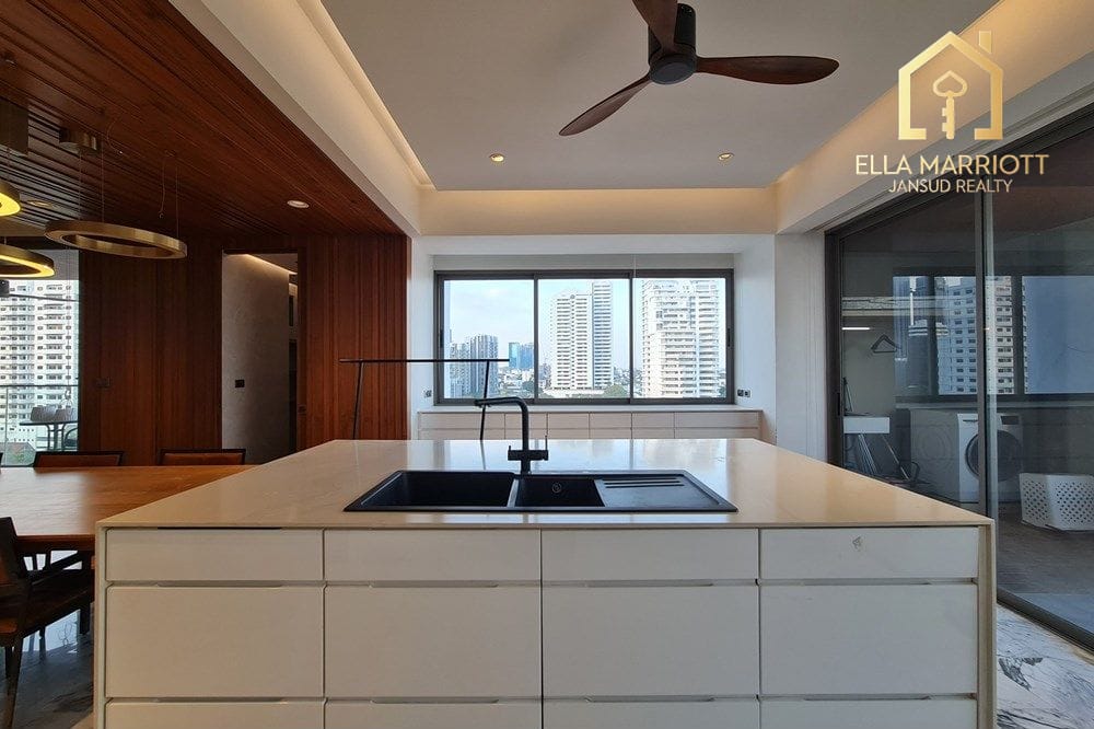 4-Bedroom Condo in Ekkamai Area 8