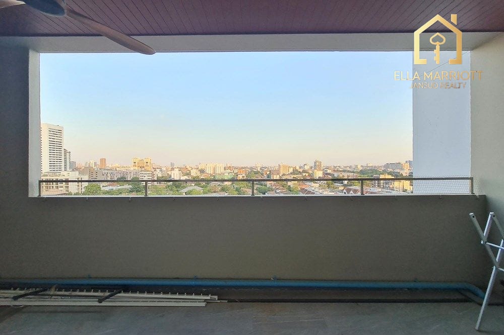 4-Bedroom Condo in Ekkamai Area 9