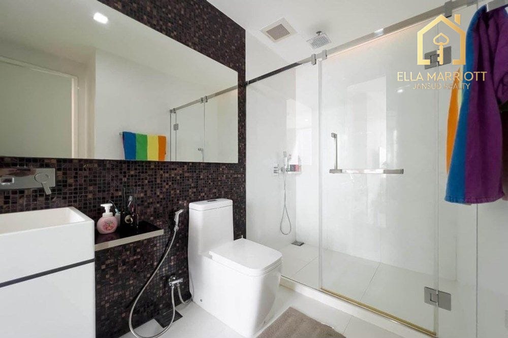 2-Zimmer-Eigentumswohnung in hoher Etage im The Room Sukhumvit 69 – 3 Gehminuten zur BTS Phra Khanong 8