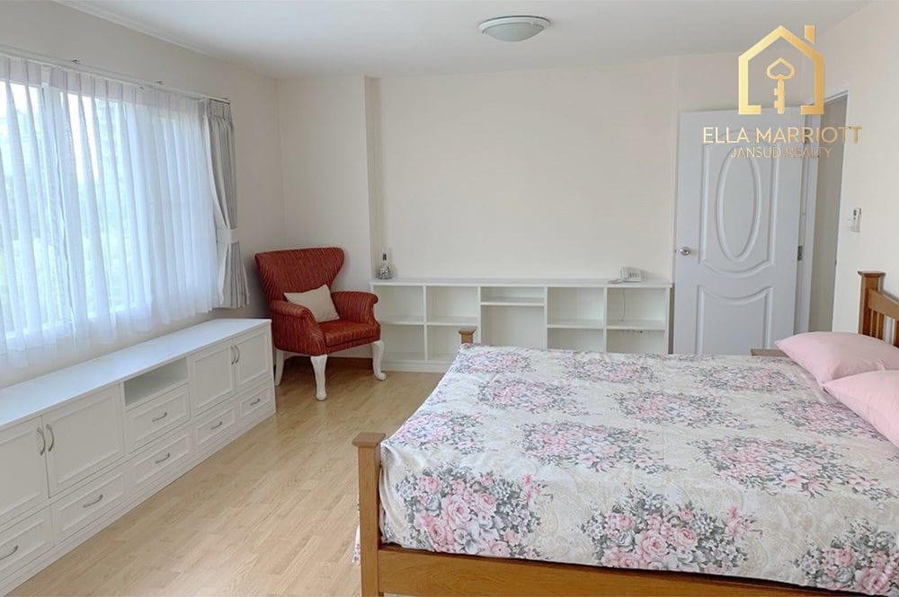 3-Bedroom Condo for Rent in Ekkamai 6