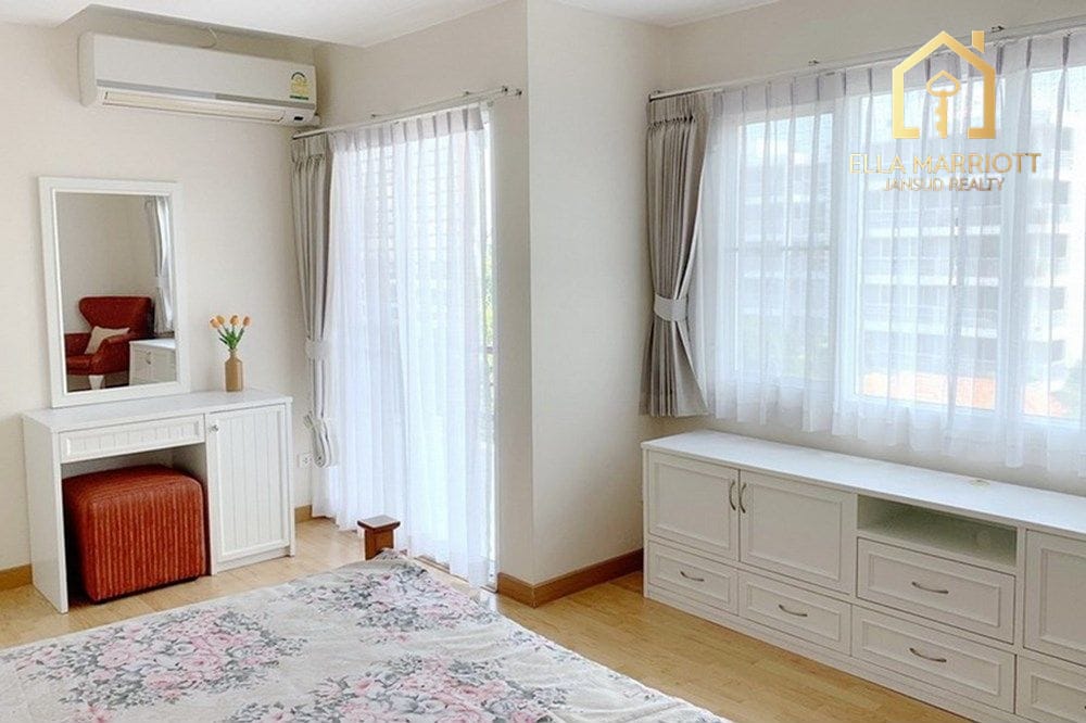 3-Bedroom Condo for Rent in Ekkamai 8