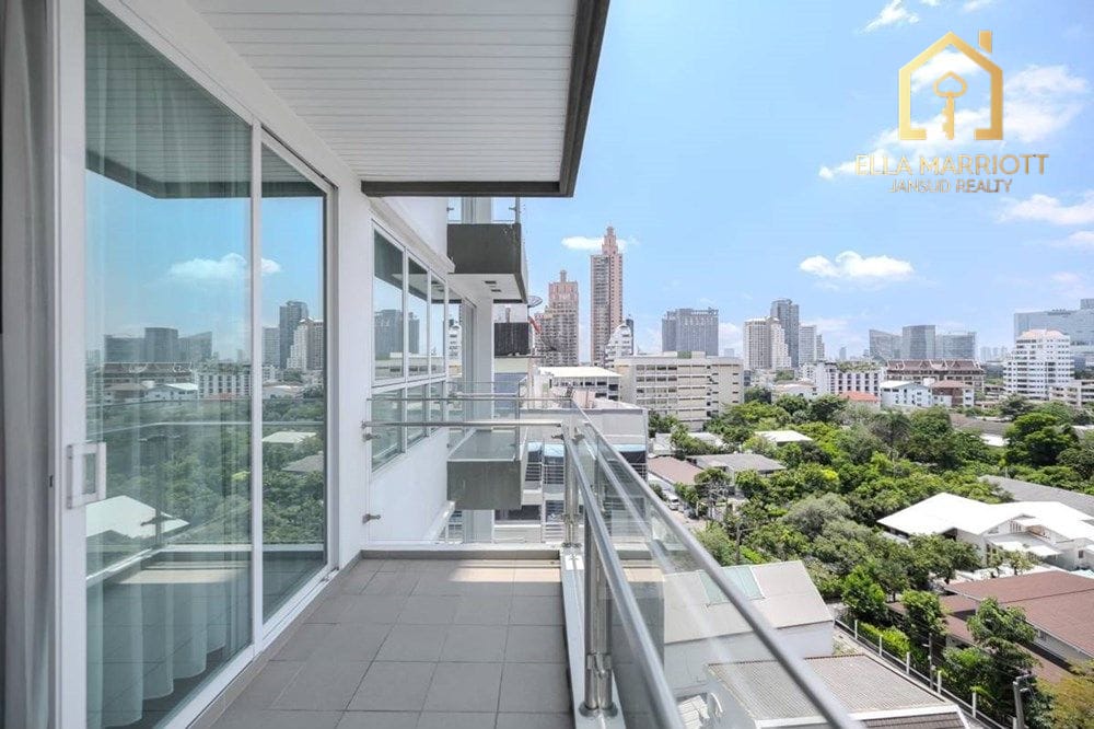 2-Bedroom Condo for Rent Newly Renovated High-Floor in Asoke 6