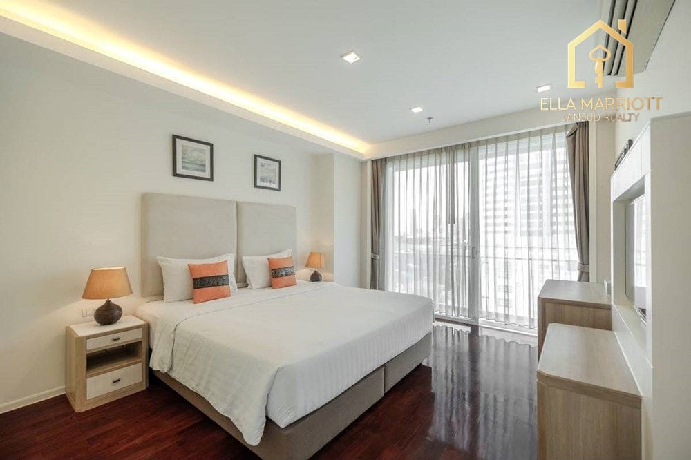 2-Bedroom Condo for Rent Newly Renovated High-Floor in Asoke 7