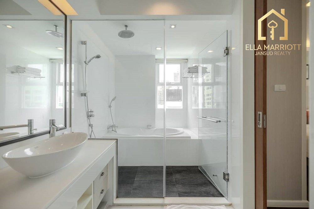 2-Bedroom Condo for Rent Newly Renovated High-Floor in Asoke 8