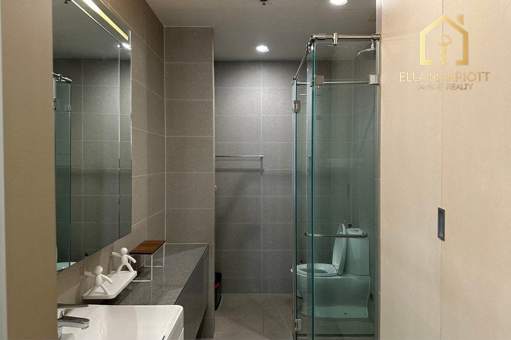 Modern Urban Condo Steps from BTS Phloen Chit in Bangkok 13