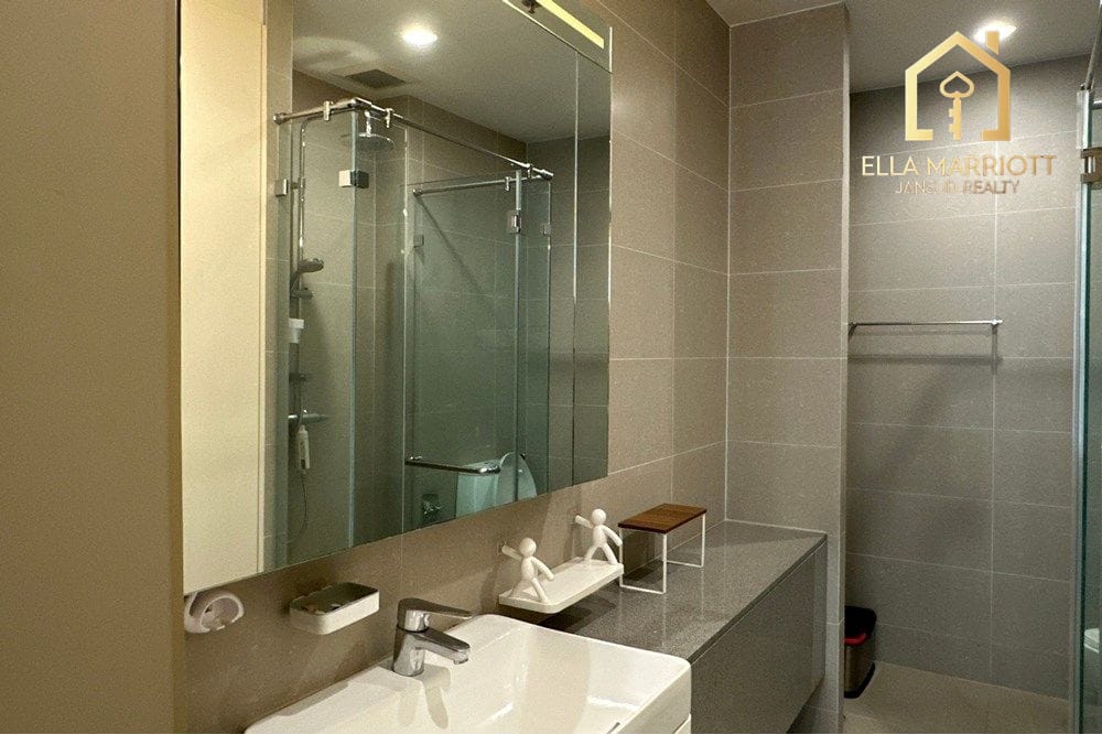 Modern Urban Condo Steps from BTS Phloen Chit in Bangkok 14