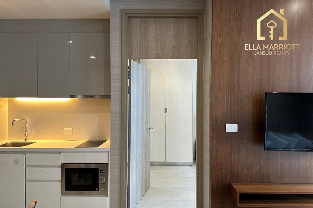 Modern Urban Condo Steps from BTS Phloen Chit in Bangkok 7