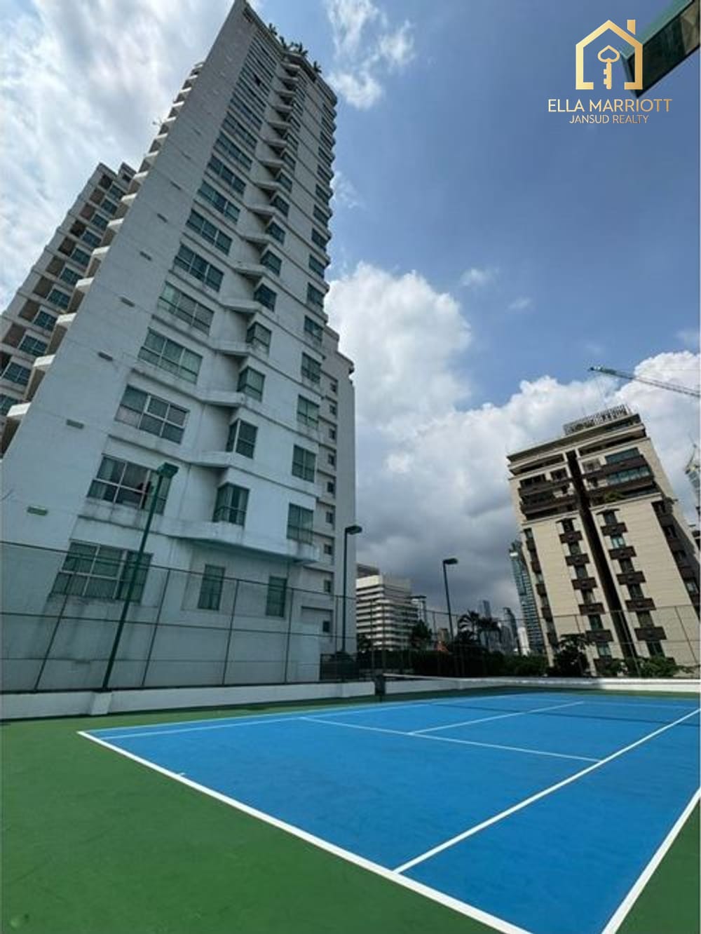 Spacious 3BR Condo for Rent 150K | 220sqm | Pet-Friendly | 16 mins Walk to BTS Phloen Chit 15