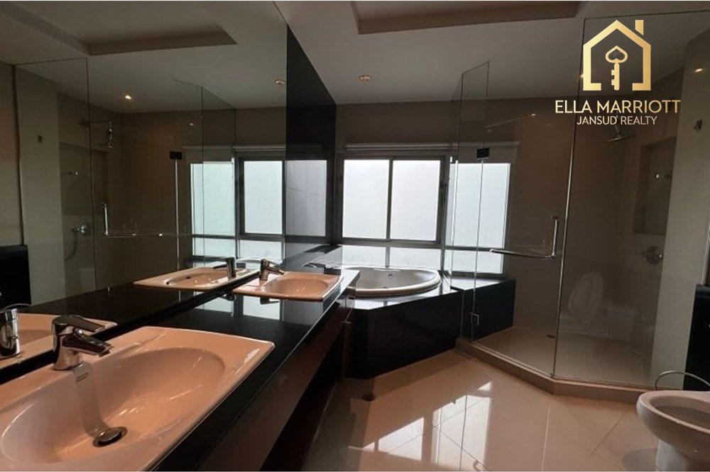 Spacious 3BR Condo for Rent 150K | 220sqm | Pet-Friendly | 16 mins Walk to BTS Phloen Chit 6
