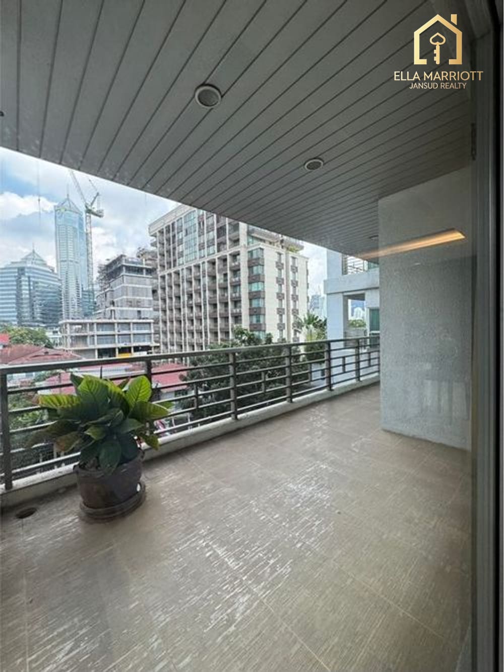 Spacious 3BR Condo for Rent 150K | 220sqm | Pet-Friendly | 16 mins Walk to BTS Phloen Chit 8
