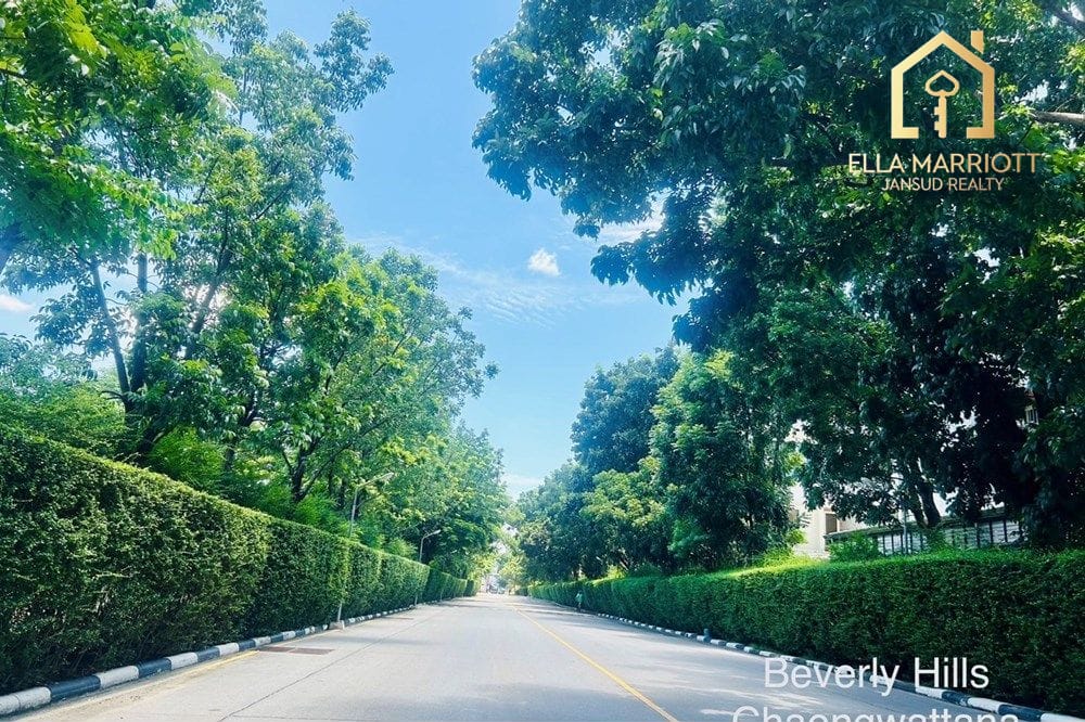 Villa mit 4 Schlafzimmern in Beverly Hills Chaengwattana 3