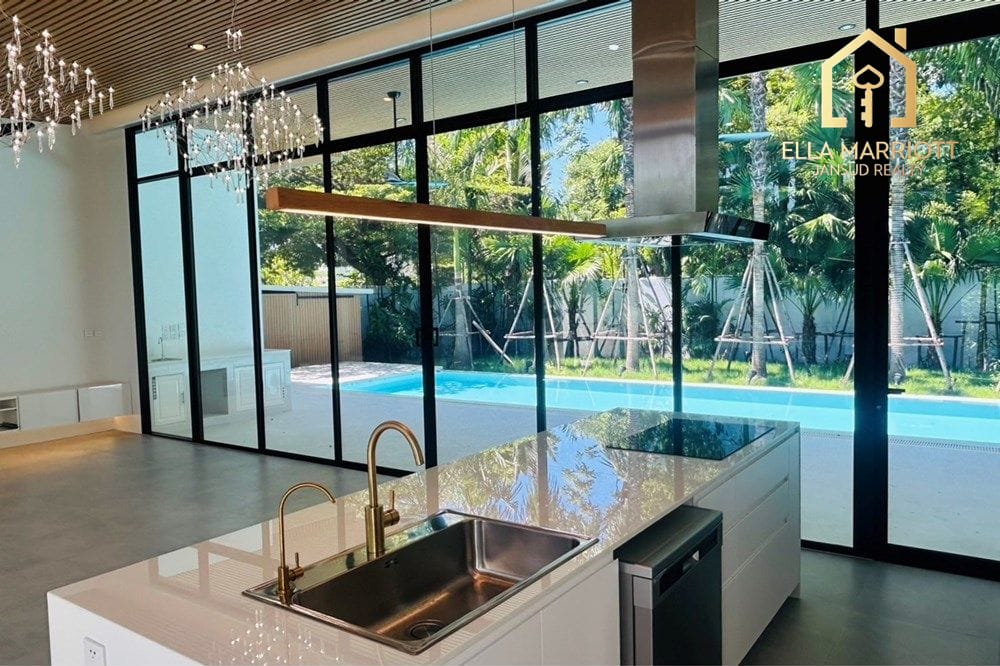 Villa mit 4 Schlafzimmern in Beverly Hills Chaengwattana 6
