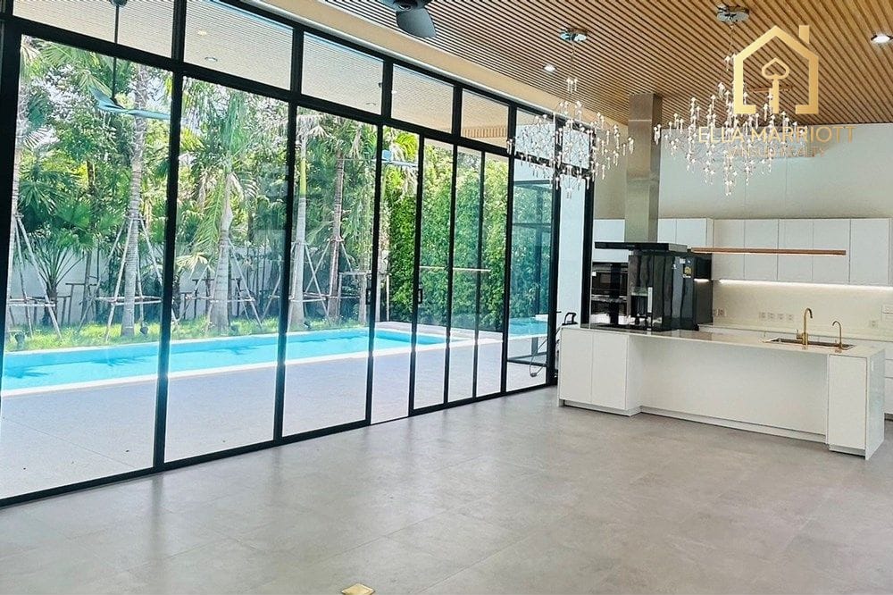 Villa mit 4 Schlafzimmern in Beverly Hills Chaengwattana 7
