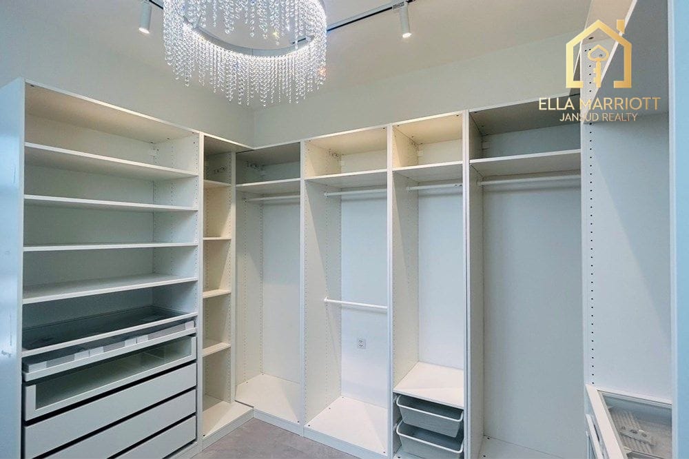 Villa mit 4 Schlafzimmern in Beverly Hills Chaengwattana 9