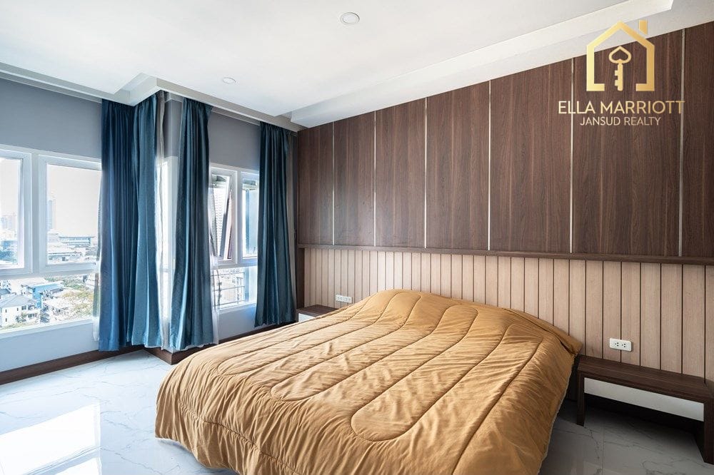 2-Bed Condo Steps from MRT Phra Ram 9 in Bangkok Hub 10