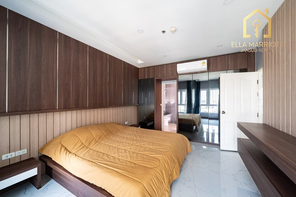 2-Bed Condo Steps from MRT Phra Ram 9 in Bangkok Hub 13