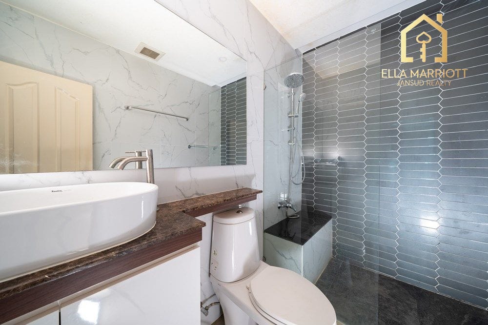 2-Bed Condo Steps from MRT Phra Ram 9 in Bangkok Hub 15
