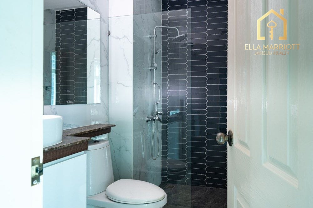 2-Bed Condo Steps from MRT Phra Ram 9 in Bangkok Hub 17