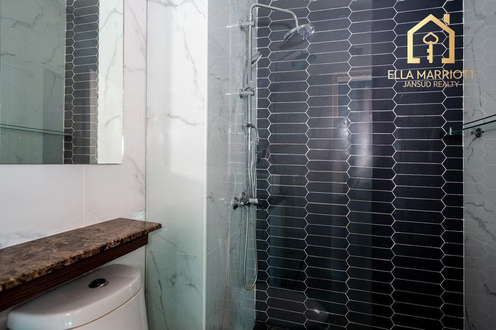 2-Bed Condo Steps from MRT Phra Ram 9 in Bangkok Hub 18