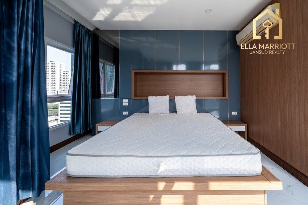 2-Bed Condo Steps from MRT Phra Ram 9 in Bangkok Hub 22