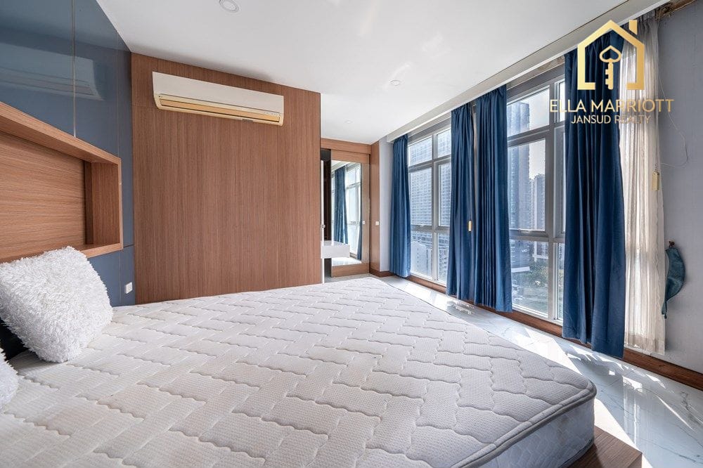 2-Bed Condo Steps from MRT Phra Ram 9 in Bangkok Hub 23