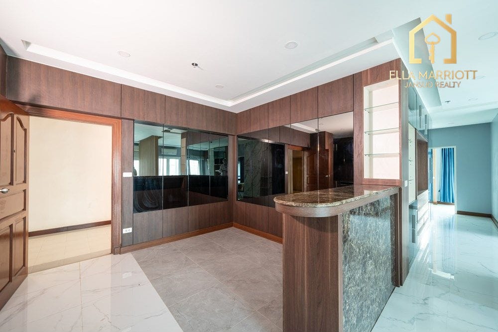 2-Bed Condo Steps from MRT Phra Ram 9 in Bangkok Hub 4