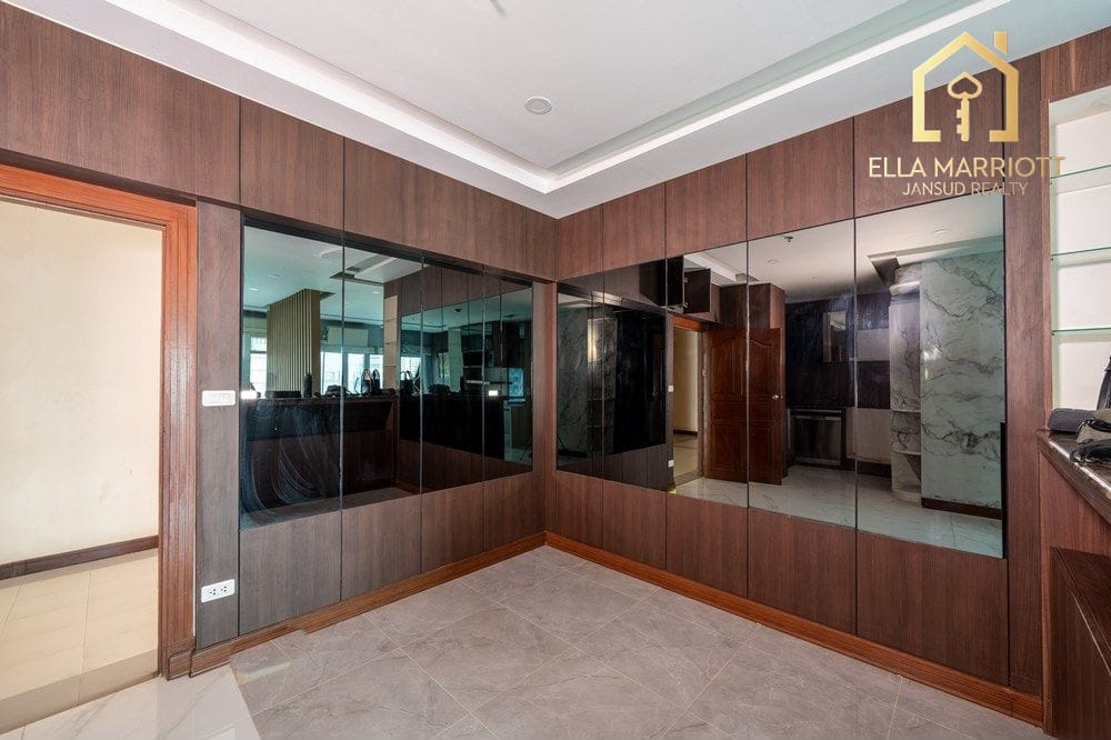 2-Bed Condo Steps from MRT Phra Ram 9 in Bangkok Hub 5