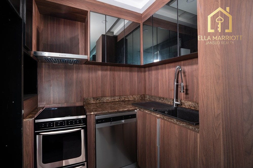 2-Bed Condo Steps from MRT Phra Ram 9 in Bangkok Hub 6