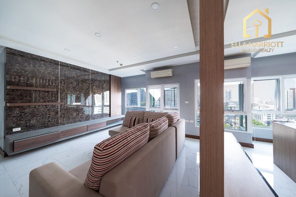 2-Bed Condo Steps from MRT Phra Ram 9 in Bangkok Hub 7