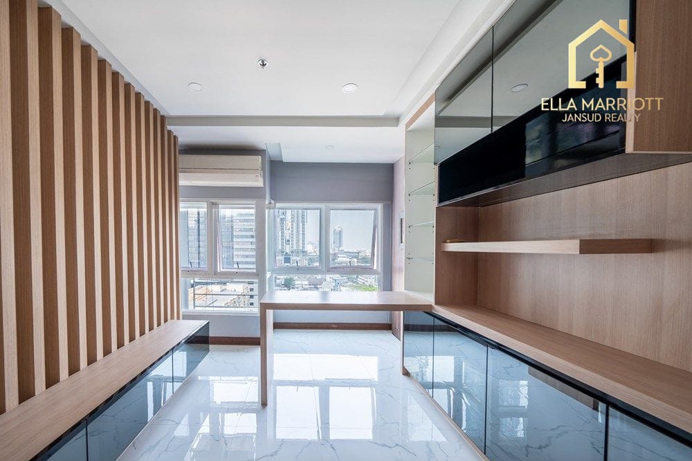 2-Bed Condo Steps from MRT Phra Ram 9 in Bangkok Hub 8