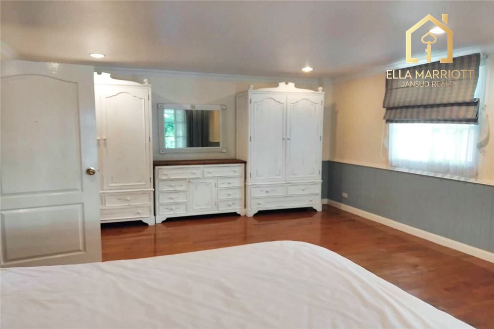 4-Bedroom House 10