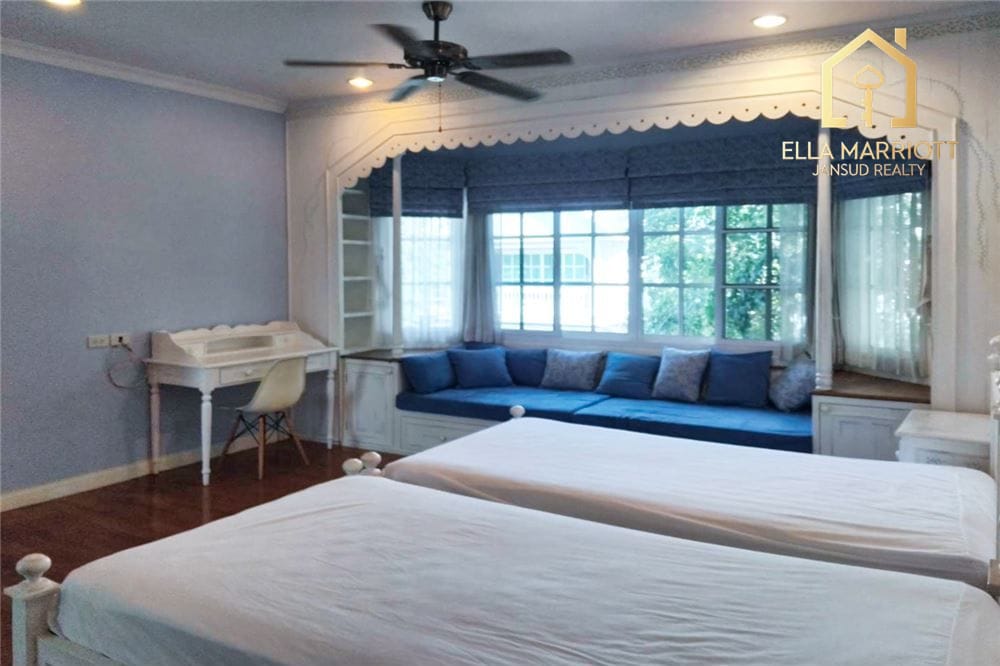 4-Bedroom House 11